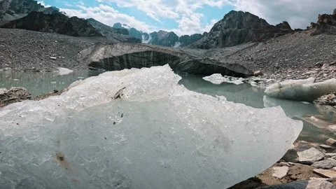 Large piece of ice in the lake Video stock 317687129
