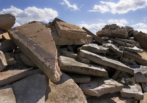 Large pieces of building demolition rubble. Fotos Stock