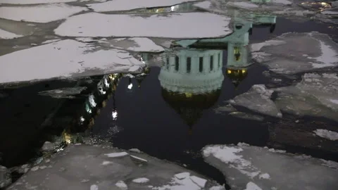 Large pieces of ice night reflected near the Kremlin Stockbeeldmateriaal 230094262