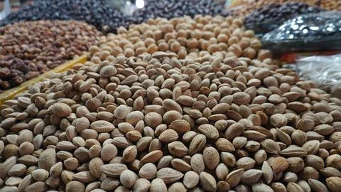 Large Pile of Almonds in Shell at a Busy Local Dry Fruit Shop 스톡 사진
