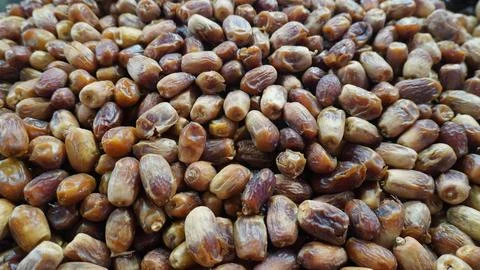Large Pile of Fresh Brown Dates on Display at Local Market Stall Fotos de archivo