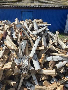 Large pile of split firewood outdoors Stock-Fotos