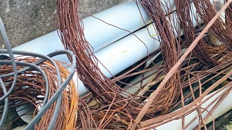 A large pile of tangled copper wire scrap Видео 318018066