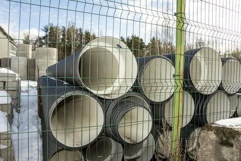 Large plastic drainage pipes on the construction store site Foto stock