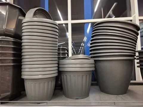 Large plastic flower pots are sold at a flower shop Foto stock