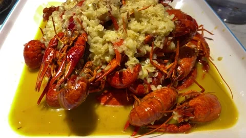 A large plate of delicious crawfish with mashed garlic Vídeos de archivo 139537669