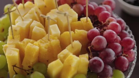 A large plate with sliced fruit on the table. 库存影片 133143649