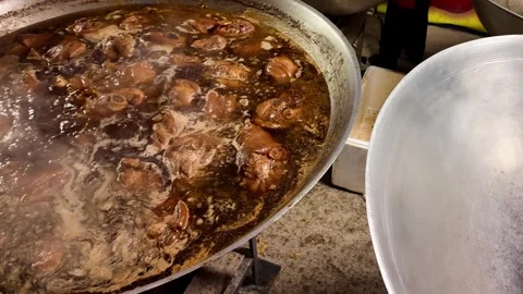 Large Pot of Braised Meat Simmering at Thai Street Food Market Vídeos de archivo 340351900