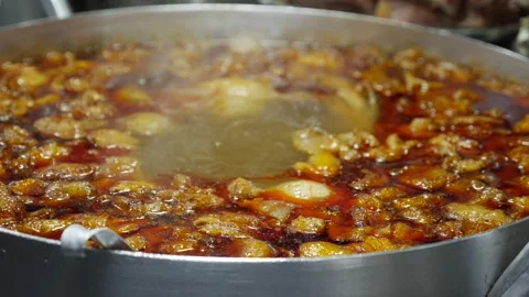 Large pot with Bun Mang Vit soup containing bamboo shoots and duck boiling at Vidéo 332723833