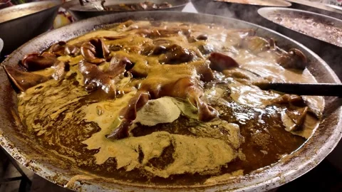 Large Pot of Duck Offal Boiling at Thai Street Food Market Vidéo 340353465