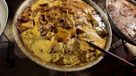 Large Pot of Duck Offal Simmering at Thai Street Food Market Vídeo Stock 340353489