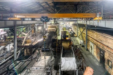 Large press for vulcanizing rubber bands. Foto stock