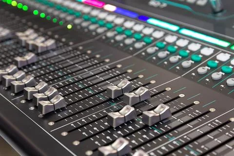 Large professional equalizer in studio. Mixer control panel, sound and musi.. Foto stock