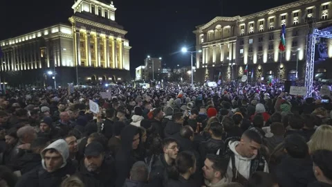 Large protest against the state mafia in front of the Bulgarian parliament Vídeos de archivo 324560065