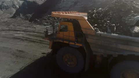 Large quarry dump truck. Loading rock in dumper. Loading coal into truck. Mining Vidéo 150729346