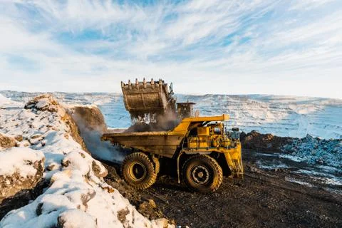 Large quarry dump truck. Loading the rock in dumper. Loading coal into body Foto stock