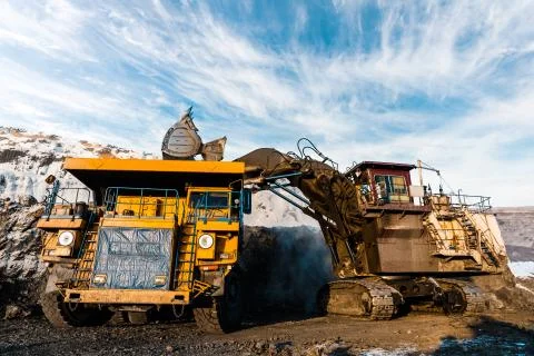 Large quarry dump truck. Loading the rock in dumper. Loading coal into body Fotos de archivo