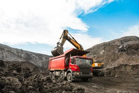 Large quarry dump truck. Loading the rock in dumper. Loading coal into body Foto stock