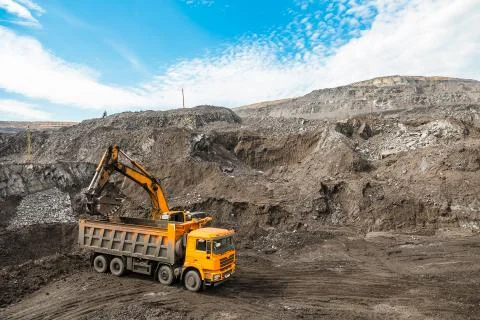 Large quarry dump truck. Loading the rock in dumper. Loading coal into body Fotos de archivo