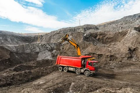 Large quarry dump truck. Loading the rock in dumper. Loading coal into body Foto stock