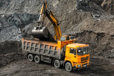Large quarry dump truck. Loading the rock in dumper. Loading coal into body Fotos de archivo