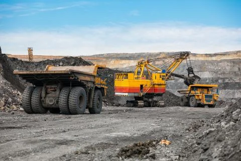 Large quarry dump truck. Loading the rock in dumper. Loading coal into body Stock-Fotos