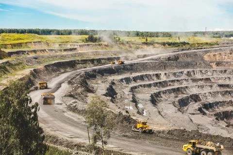 Large quarry dump truck. Loading the rock in dumper. Loading coal into body Foto stock