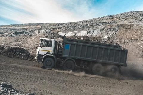 Large quarry dump truck. Loading the rock in dumper. Loading coal into body Foto stock
