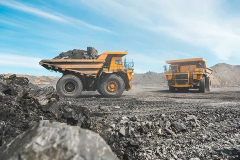 Large quarry dump truck. Loading the rock in dumper. Loading coal into body Foto stock