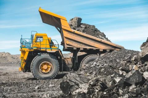 Large quarry dump truck. Loading the rock in dumper. Loading coal into body Fotos de archivo