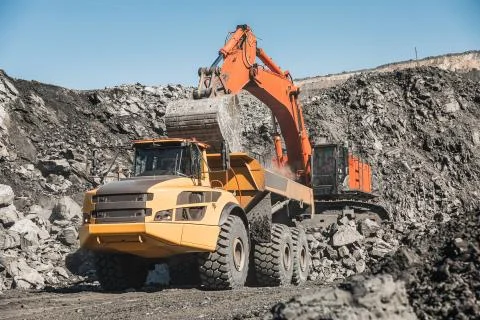 Large quarry dump truck. Loading the rock in dumper. Loading coal into body 스톡 사진