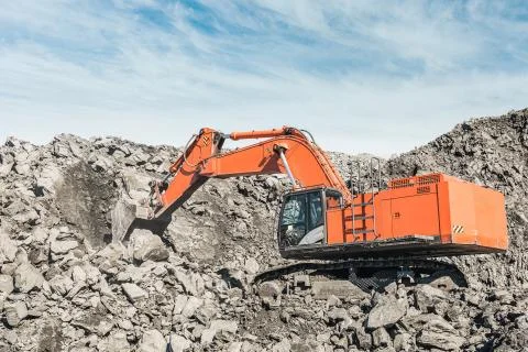 Large quarry dump truck. Loading the rock in dumper. Loading coal into body Foto stock