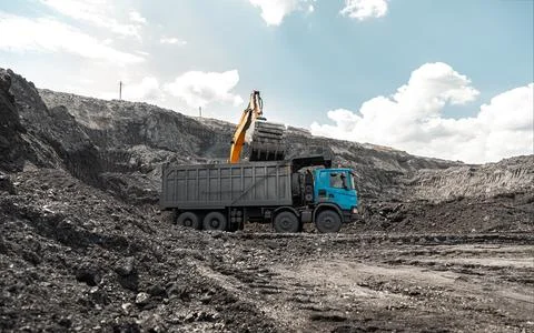 Large quarry dump truck. Loading the rock in dumper. Loading coal into body Stock-Fotos