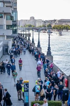 A large queue of people along the South Bank of the River Thames to see the Q Stock Photos