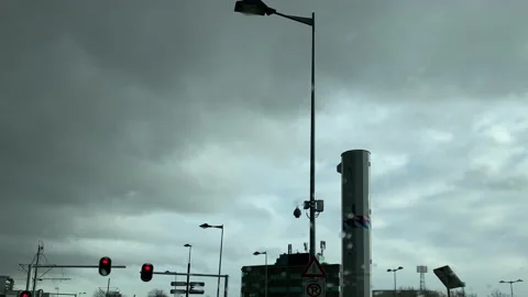 Large raindrops falls on the windshield of a vehicle while driving. Video stock 168154866