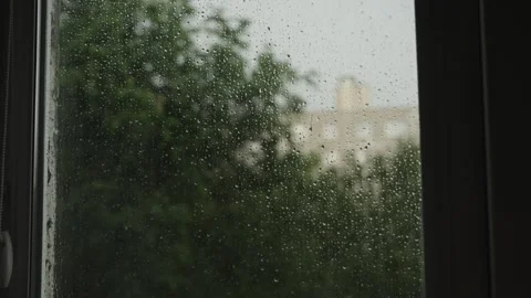 Large raindrops on the window during the rain against the background of the city Video stock 337073238