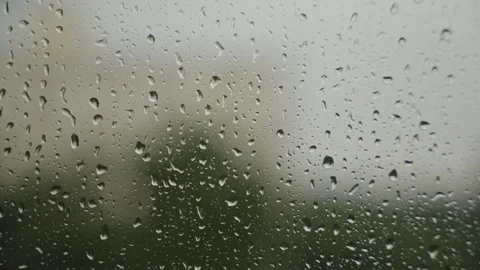 Large raindrops on the window during the rain against the background of the city Vídeo Stock 337073423