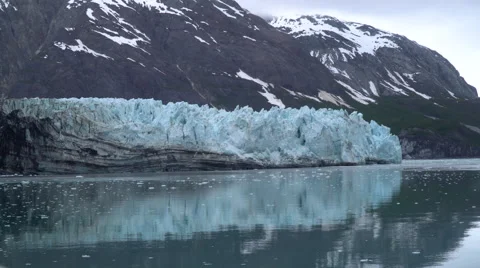 Large Receding Glacier Reflected in Water Vidéo 65198120