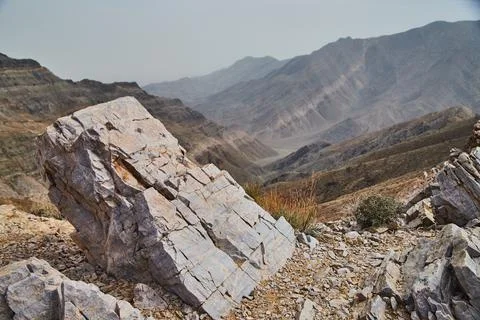 Large rectangular boulder with view of desert mountains Stockfoto's