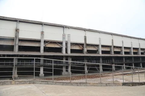 A large rectangular building with an open roof, three rows of columns, and .. Foto stock