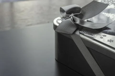 Large rectangular metallic gray gift box with ribbon. Foto stock