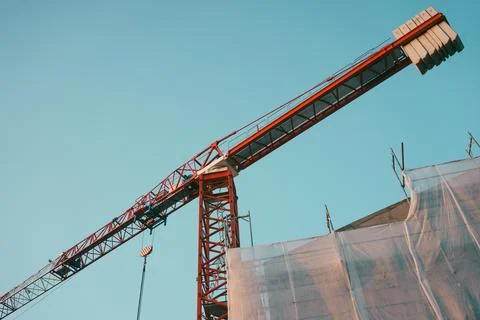 A large red crane above the structure Foto stock