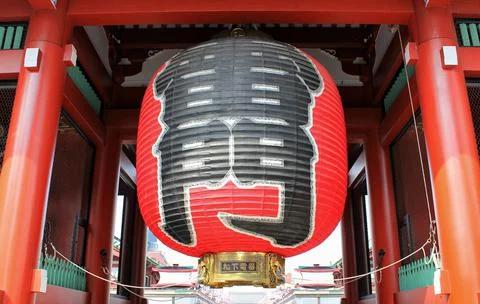 Large red paper lantern , gate to senso-ji temple Stock Photos