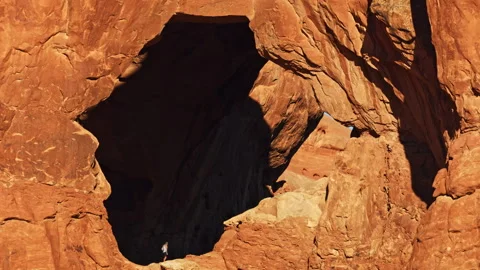 Large red rock arches and pinnacles in Arches National Park, Utah 스톡 동영상 258949656