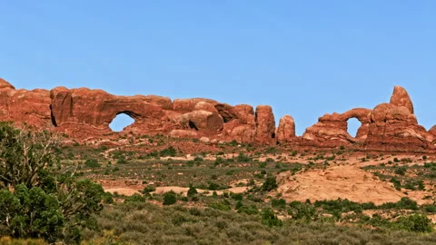 Large red rock arches, pinnacles, and fins in Arches National Park, Utah 스톡 동영상 258872716