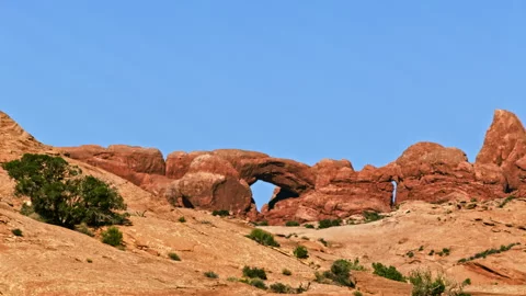 Large red rock arches, pinnacles, and fins in Arches National Park, Utah 스톡 동영상 258872802