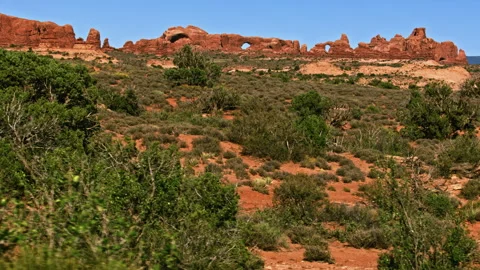 Large red rock arches, pinnacles, and fins in Arches National Park, Utah 스톡 동영상 258881715