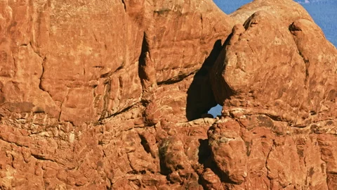 Large red rock arches, pinnacles, and fins in Arches National Park, Utah 스톡 동영상 258883887