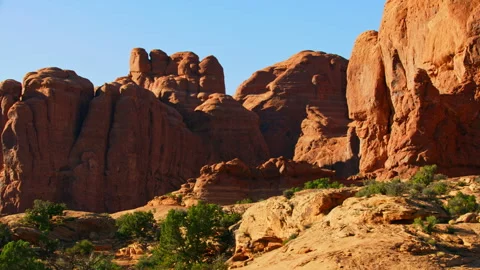 Large red rock arches, pinnacles, and fins in Arches National Park, Utah 스톡 동영상 258954297