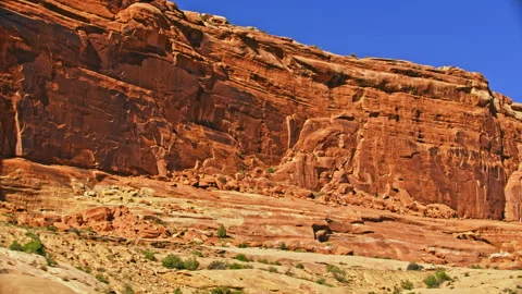 Large red rock cliff in Arches National Park, Utah Vídeo Stock 258868280